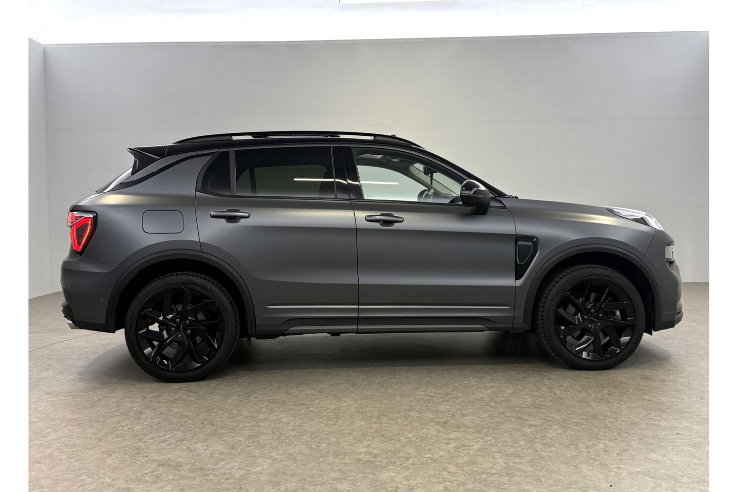 Lynk Co 01 1.5 | UNIEK Matte Grijs | 262PK Pano LED Sfeer 360Camera Memory ACC Virtual Carplay Clima Navi 20"LMV