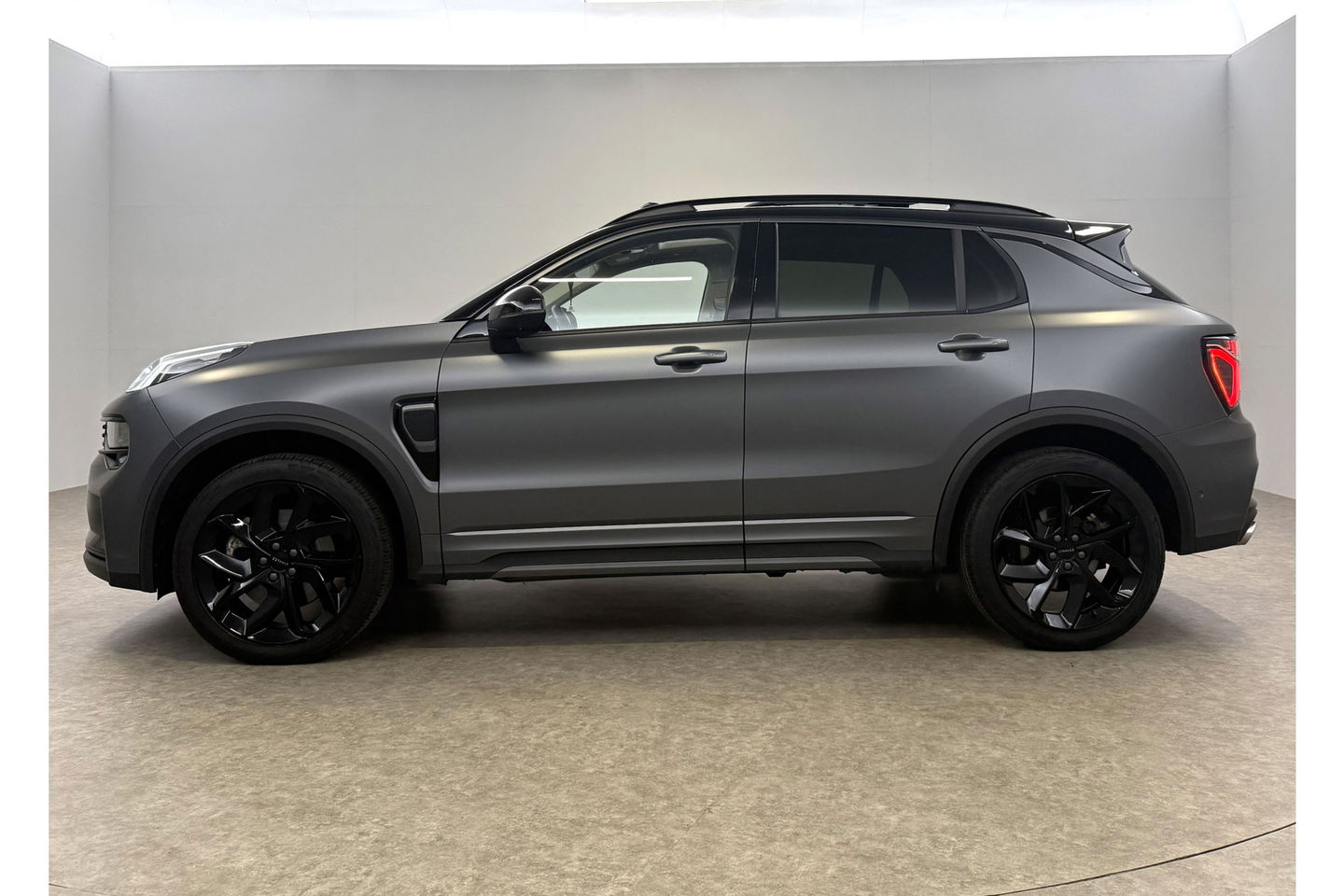 Lynk Co 01 1.5 | UNIEK Matte Grijs | 262PK Pano LED Sfeer 360Camera Memory ACC Virtual Carplay Clima Navi 20"LMV