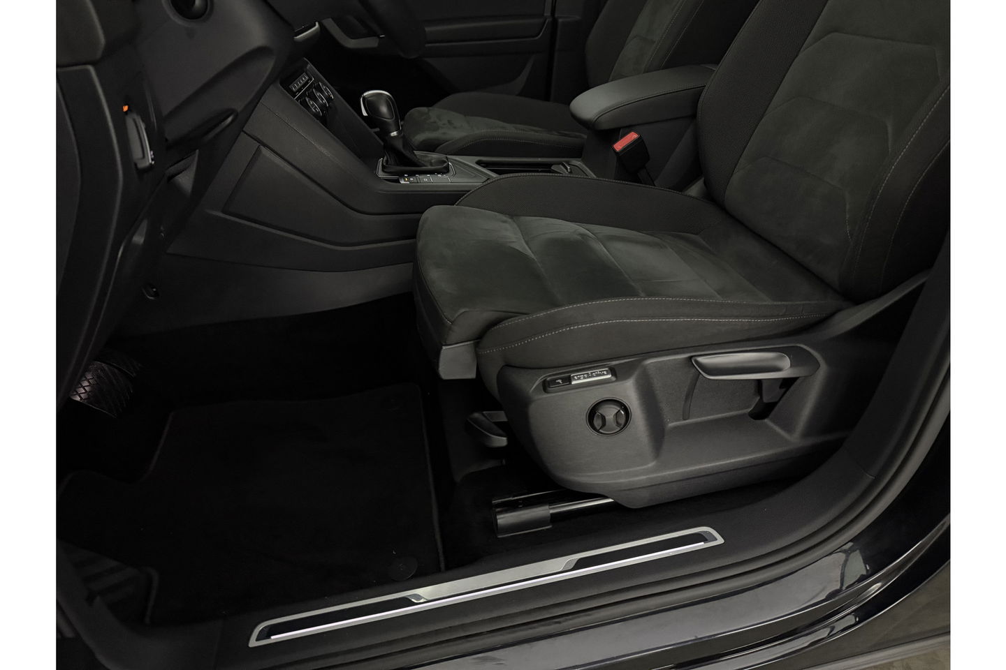 Volkswagen Tiguan Allspace 1.4 TSI R-line DSG Pano LED Dynaudio Camera Carplay ACC Clima Trekhaak Virtual Navi PDC 19"LMV