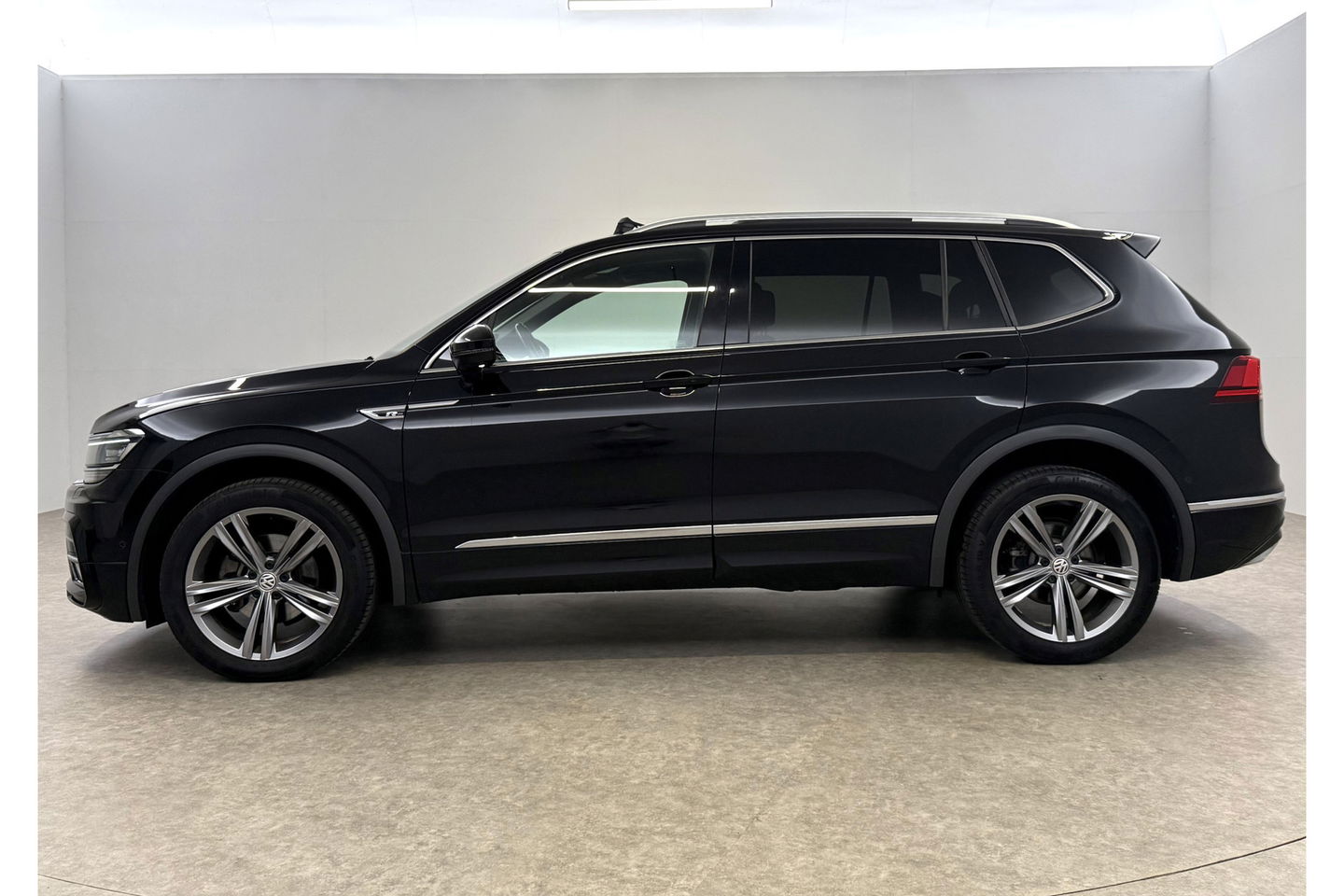 Volkswagen Tiguan Allspace 1.4 TSI R-line DSG Pano LED Dynaudio Camera Carplay ACC Clima Trekhaak Virtual Navi PDC 19"LMV