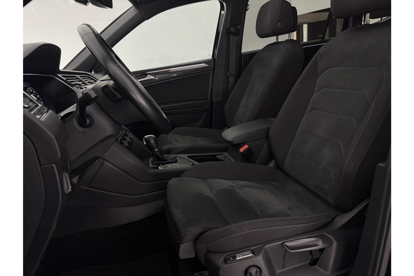 Volkswagen Tiguan Allspace 1.4 TSI R-line DSG Pano LED Dynaudio Camera Carplay ACC Clima Trekhaak Virtual Navi PDC 19"LMV