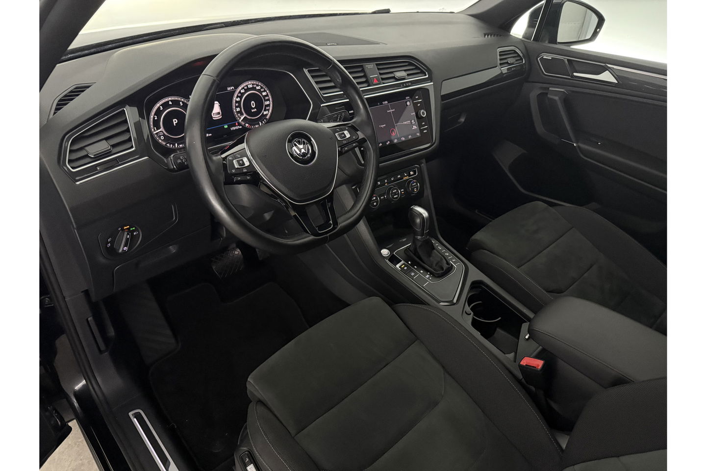 Volkswagen Tiguan Allspace 1.4 TSI R-line DSG Pano LED Dynaudio Camera Carplay ACC Clima Trekhaak Virtual Navi PDC 19"LMV