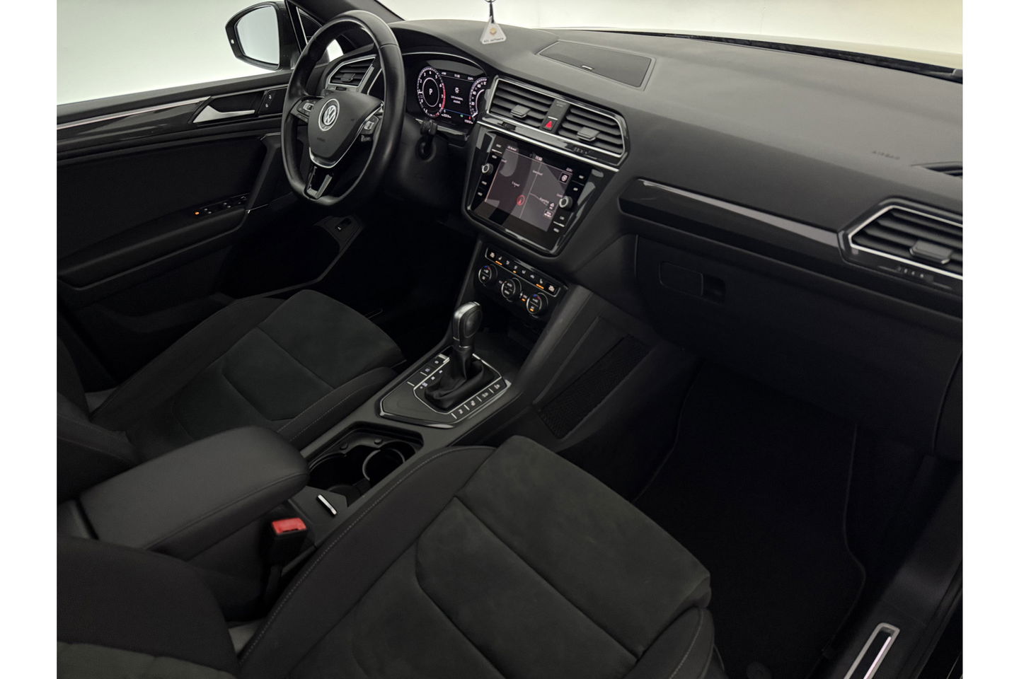 Volkswagen Tiguan Allspace 1.4 TSI R-line DSG Pano LED Dynaudio Camera Carplay ACC Clima Trekhaak Virtual Navi PDC 19"LMV