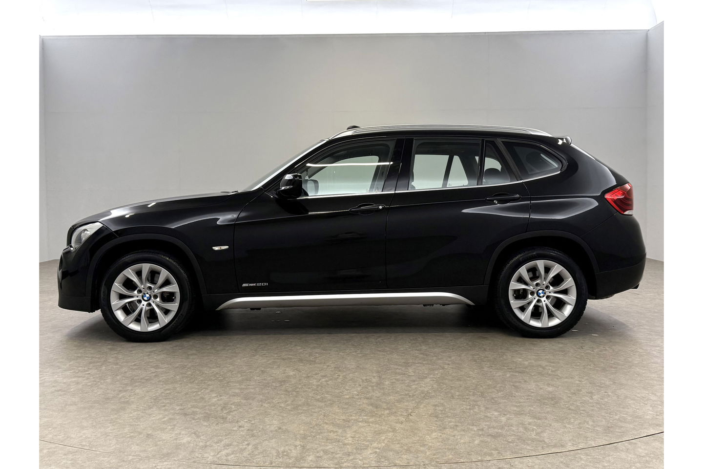 BMW X1 sDrive20i | APK tot 05-2026 | Pano Clima Cruise Trekhaak Navigatie PDC 17"LMV