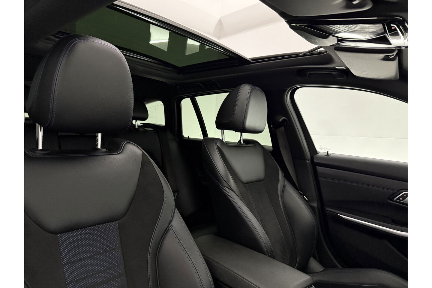 BMW 3-serie 330e xDrive Touring M-Sport 259PK | Pano | LED | Harman Kardon Audio | Trekhaak | Adaptive cruise Sfeer Virtual 19"LMV Carplay Clima Navi PDC
