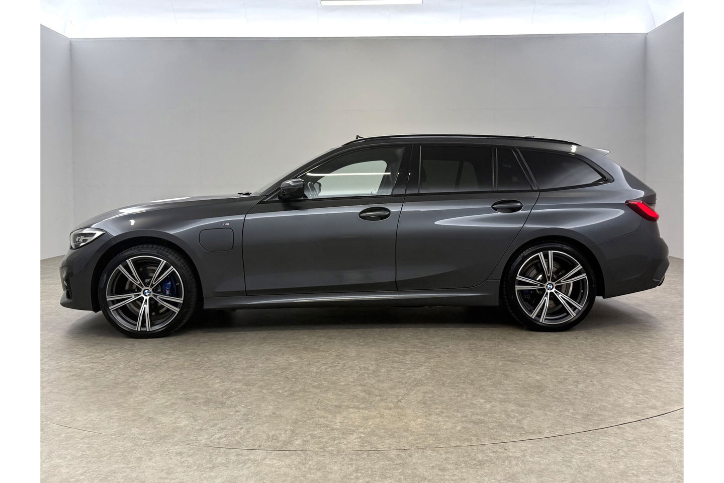 BMW 3-serie 330e xDrive Touring M-Sport 259PK | Pano | LED | Harman Kardon Audio | Trekhaak | Adaptive cruise Sfeer Virtual 19"LMV Carplay Clima Navi PDC