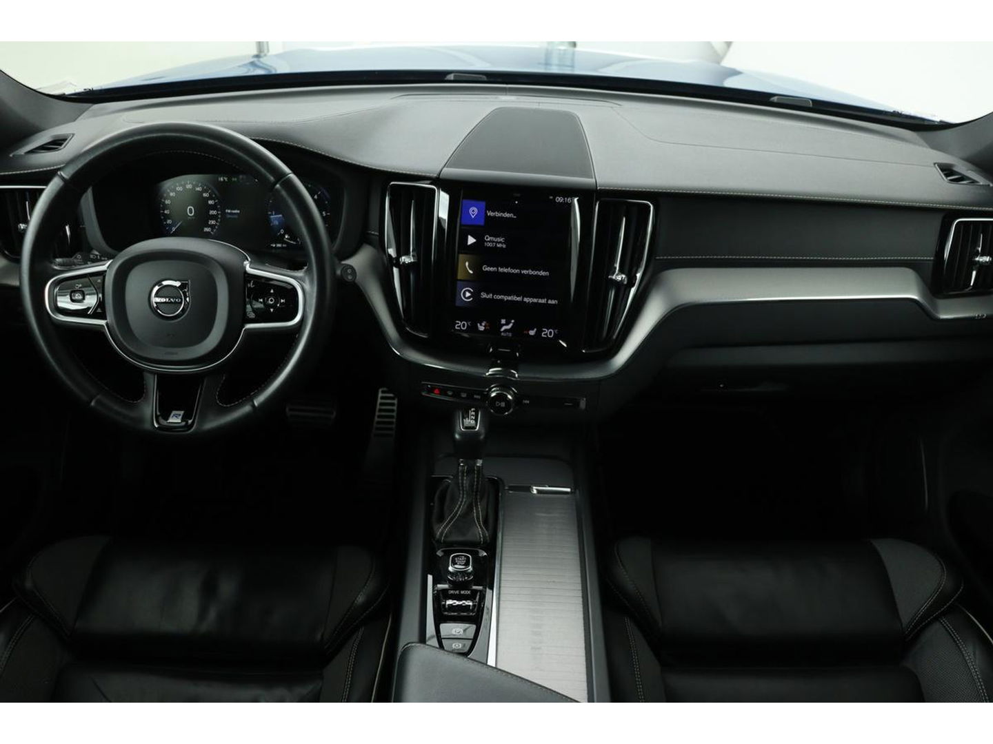 Volvo XC60 2.0 D4 R-Design | Adaptive cruise | Stoel & stuurverwarming | Trekhaak | Half leder | Full LED | Achterbankverwarming | Navigatie