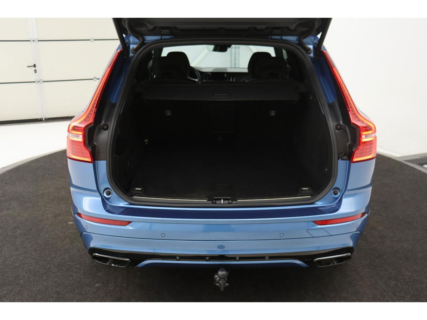 Volvo XC60 2.0 D4 R-Design | Adaptive cruise | Stoel & stuurverwarming | Trekhaak | Half leder | Full LED | Achterbankverwarming | Navigatie