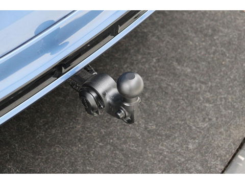 Volvo XC60 2.0 D4 R-Design | Adaptive cruise | Stoel & stuurverwarming | Trekhaak | Half leder | Full LED | Achterbankverwarming | Navigatie