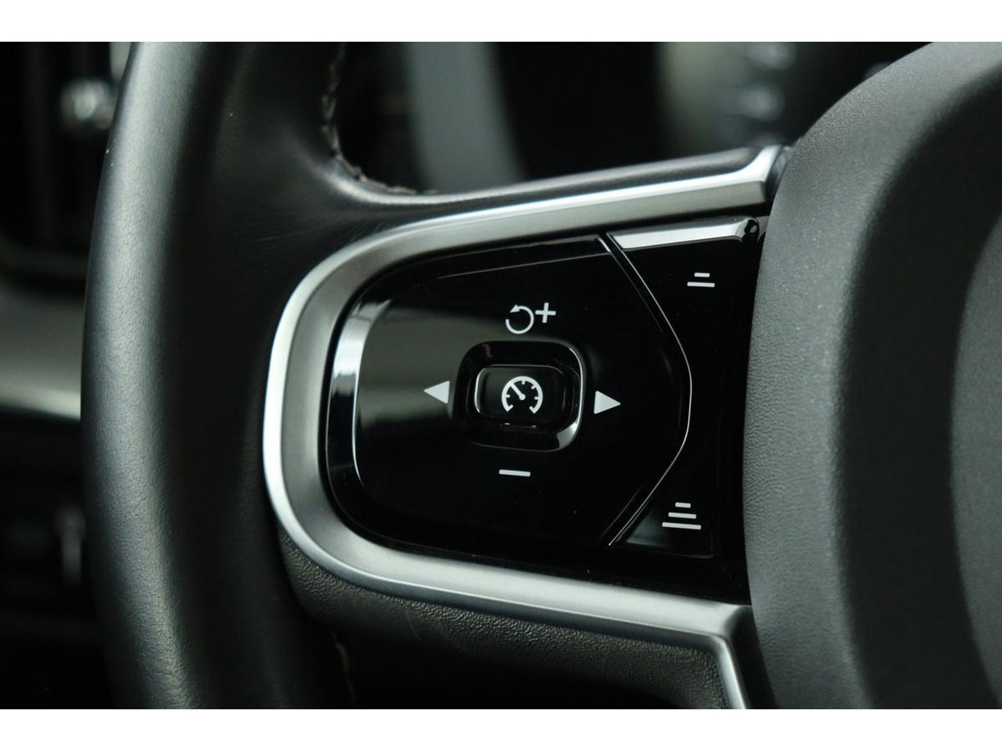 Volvo XC60 2.0 D4 R-Design | Adaptive cruise | Stoel & stuurverwarming | Trekhaak | Half leder | Full LED | Achterbankverwarming | Navigatie