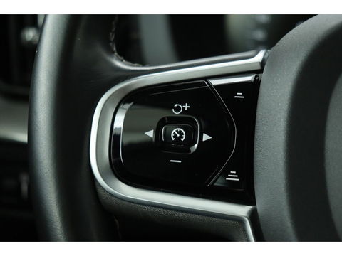 Volvo XC60 2.0 D4 R-Design | Adaptive cruise | Stoel & stuurverwarming | Trekhaak | Half leder | Full LED | Achterbankverwarming | Navigatie