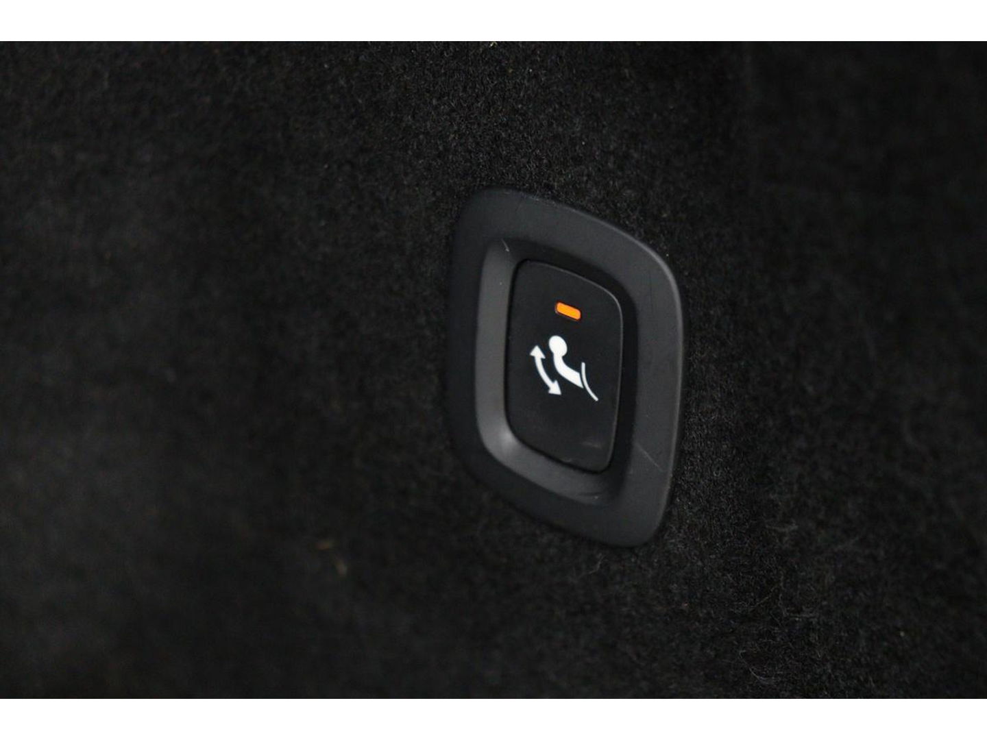 Volvo XC60 2.0 D4 R-Design | Adaptive cruise | Stoel & stuurverwarming | Trekhaak | Half leder | Full LED | Achterbankverwarming | Navigatie
