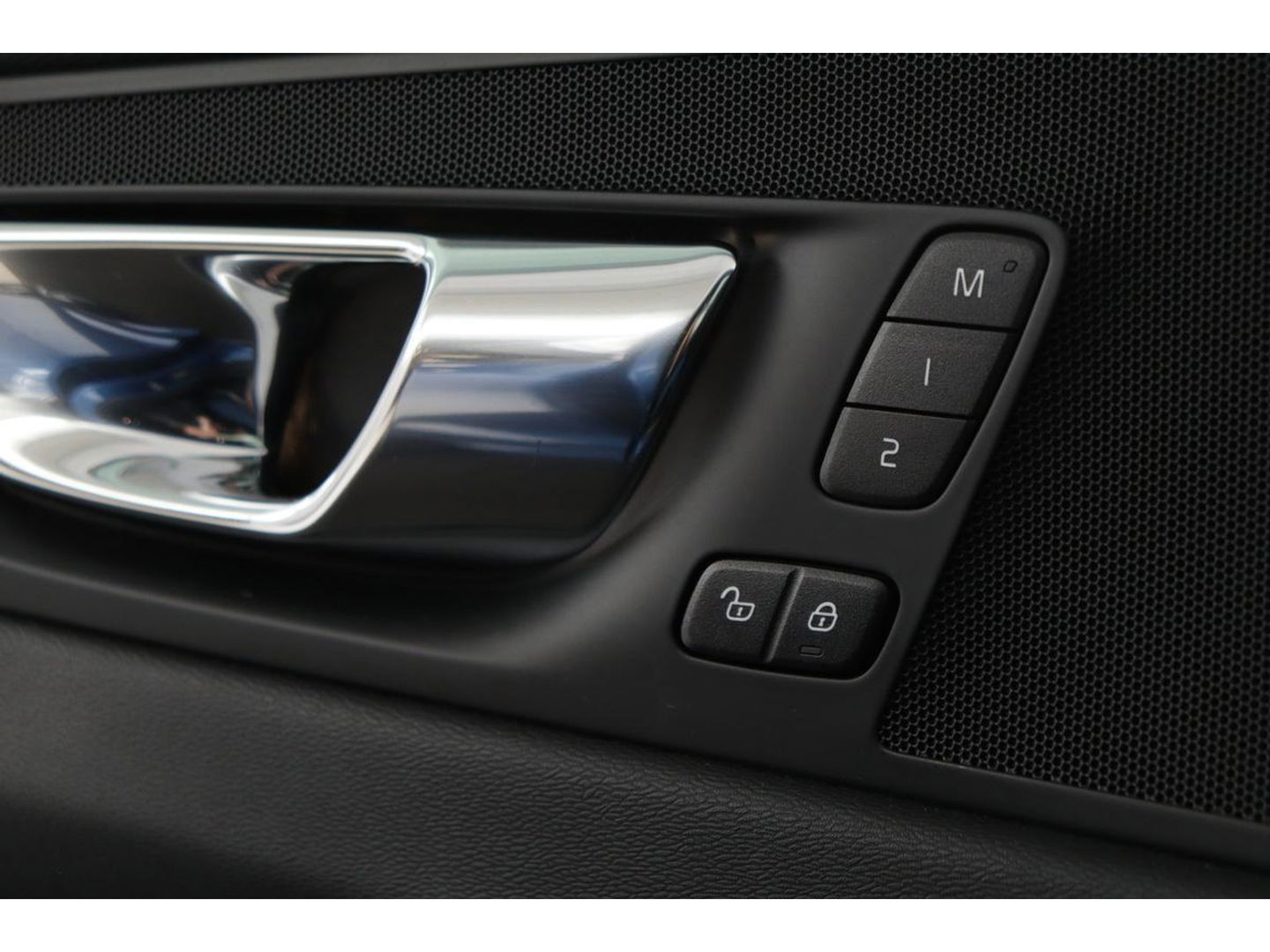 Volvo XC60 2.0 D4 R-Design | Adaptive cruise | Stoel & stuurverwarming | Trekhaak | Half leder | Full LED | Achterbankverwarming | Navigatie