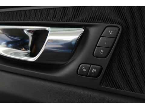 Volvo XC60 2.0 D4 R-Design | Adaptive cruise | Stoel & stuurverwarming | Trekhaak | Half leder | Full LED | Achterbankverwarming | Navigatie