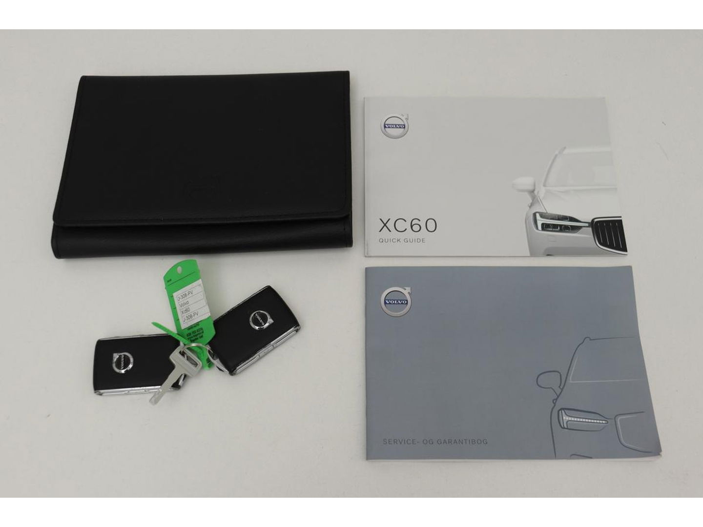 Volvo XC60 2.0 D4 R-Design | Adaptive cruise | Stoel & stuurverwarming | Trekhaak | Half leder | Full LED | Achterbankverwarming | Navigatie