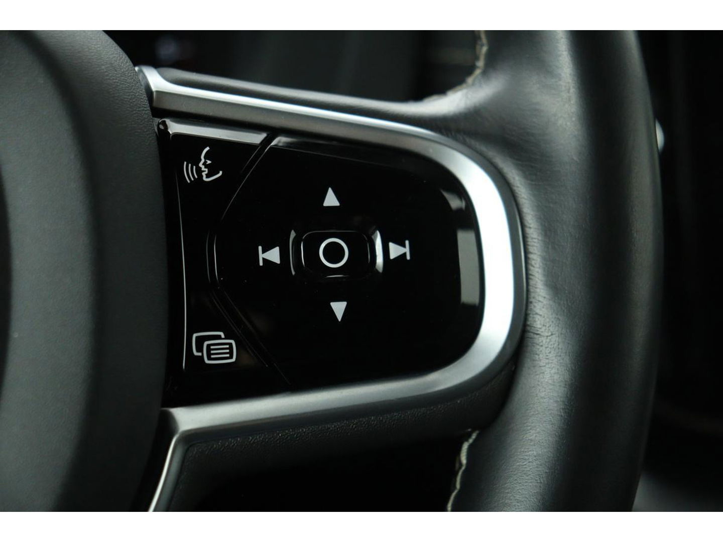 Volvo XC60 2.0 D4 R-Design | Adaptive cruise | Stoel & stuurverwarming | Trekhaak | Half leder | Full LED | Achterbankverwarming | Navigatie