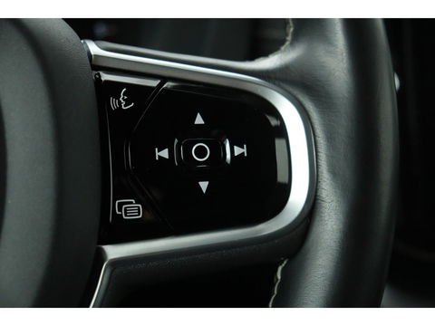 Volvo XC60 2.0 D4 R-Design | Adaptive cruise | Stoel & stuurverwarming | Trekhaak | Half leder | Full LED | Achterbankverwarming | Navigatie