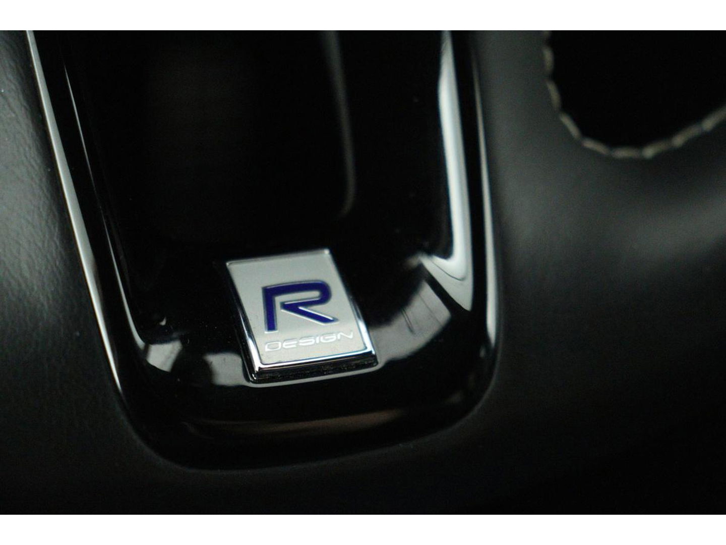 Volvo XC60 2.0 D4 R-Design | Adaptive cruise | Stoel & stuurverwarming | Trekhaak | Half leder | Full LED | Achterbankverwarming | Navigatie