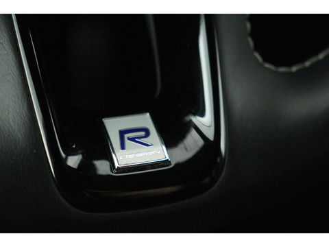 Volvo XC60 2.0 D4 R-Design | Adaptive cruise | Stoel & stuurverwarming | Trekhaak | Half leder | Full LED | Achterbankverwarming | Navigatie
