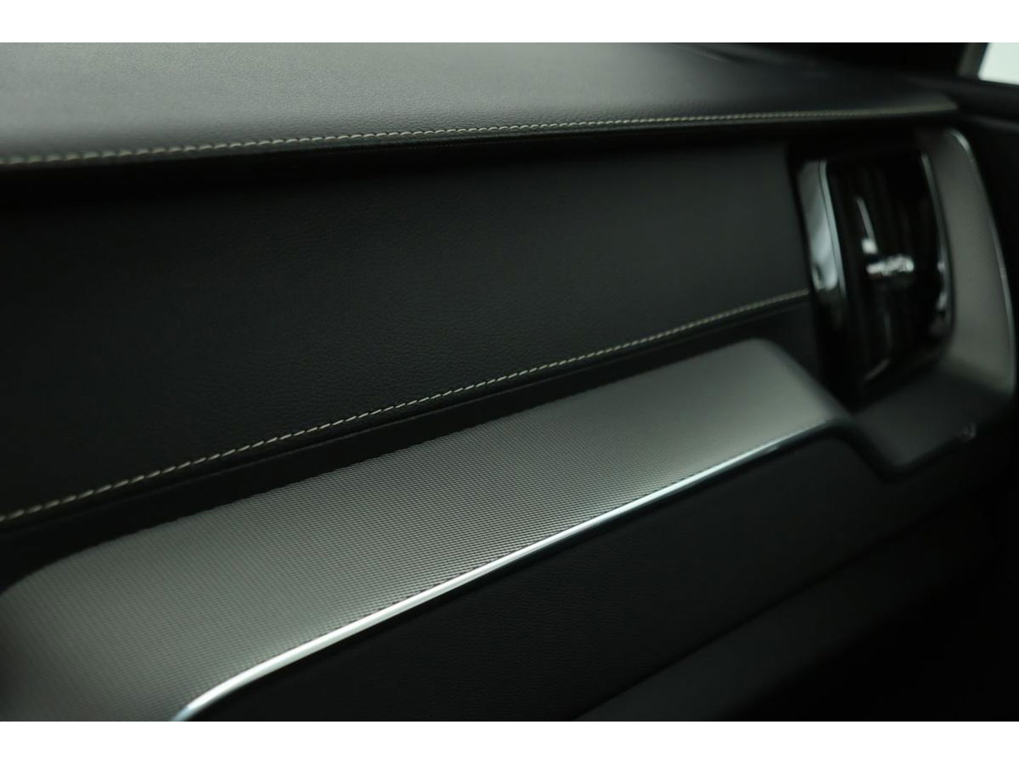Volvo XC60 2.0 D4 R-Design | Adaptive cruise | Stoel & stuurverwarming | Trekhaak | Half leder | Full LED | Achterbankverwarming | Navigatie