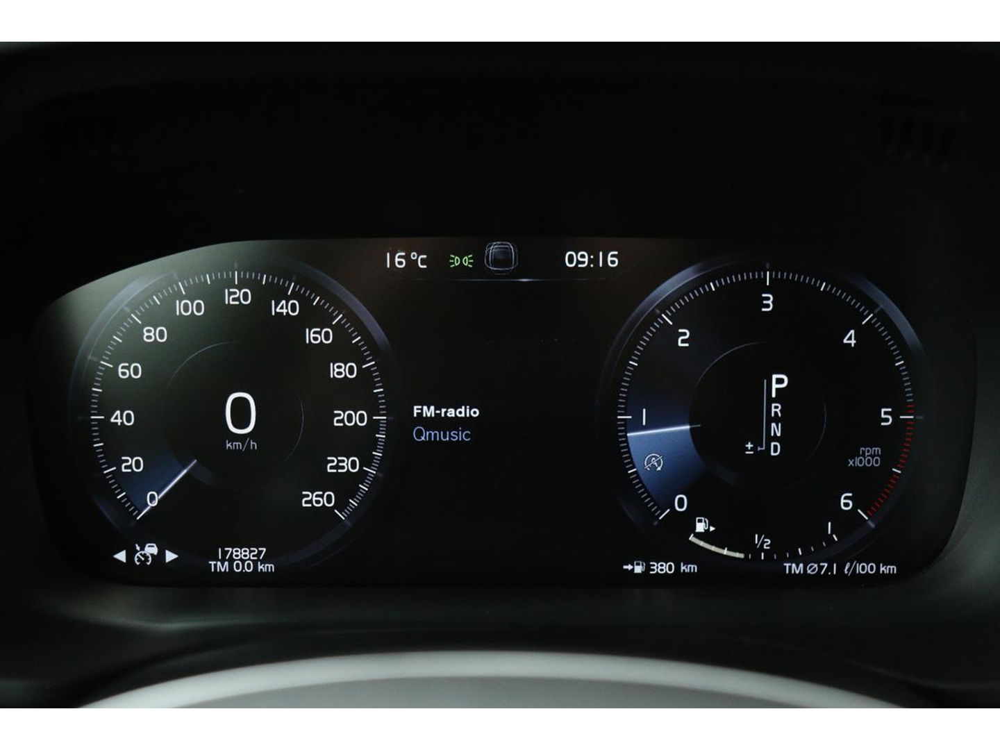 Volvo XC60 2.0 D4 R-Design | Adaptive cruise | Stoel & stuurverwarming | Trekhaak | Half leder | Full LED | Achterbankverwarming | Navigatie
