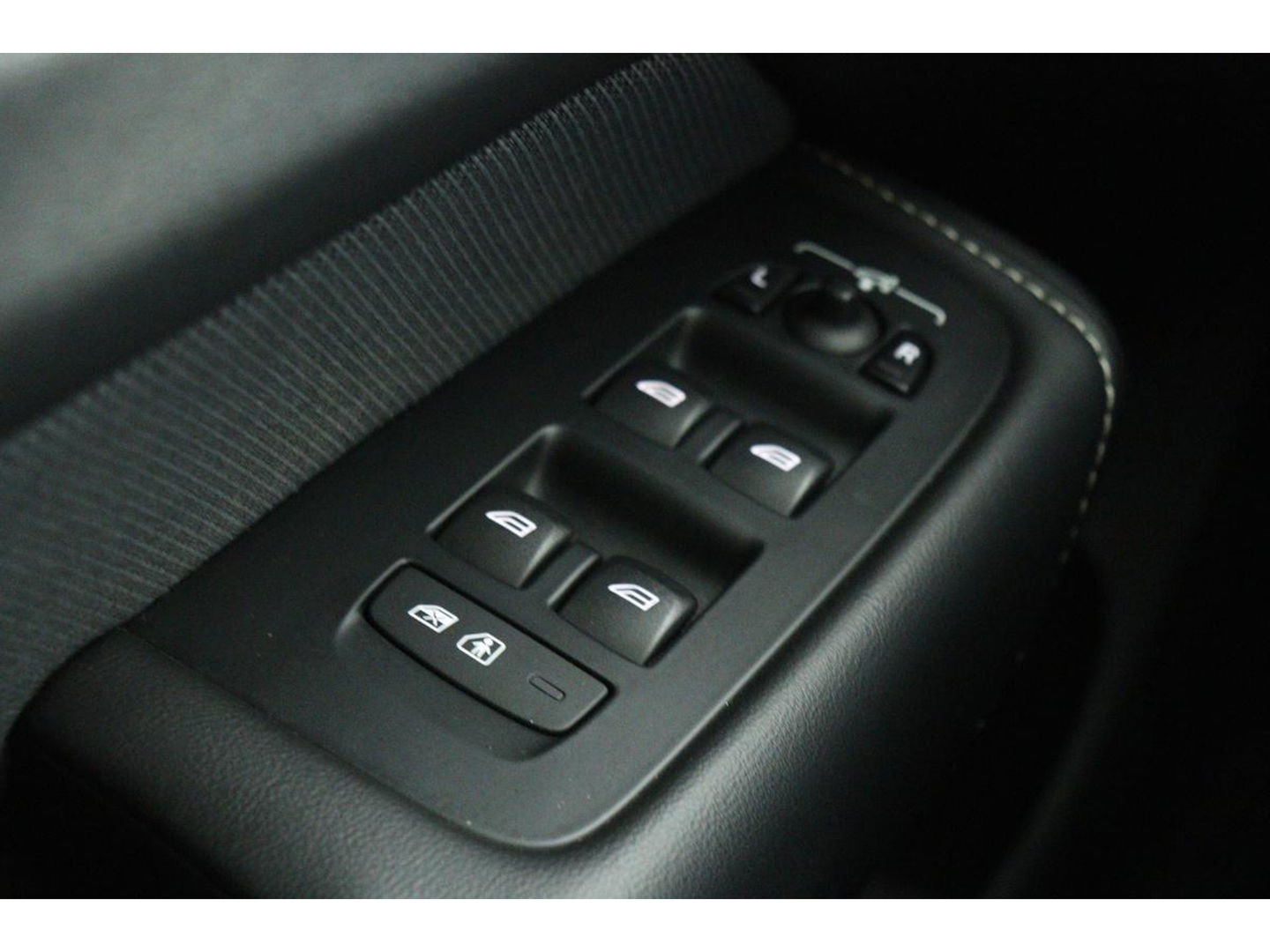 Volvo XC60 2.0 D4 R-Design | Adaptive cruise | Stoel & stuurverwarming | Trekhaak | Half leder | Full LED | Achterbankverwarming | Navigatie