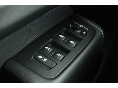 Volvo XC60 2.0 D4 R-Design | Adaptive cruise | Stoel & stuurverwarming | Trekhaak | Half leder | Full LED | Achterbankverwarming | Navigatie