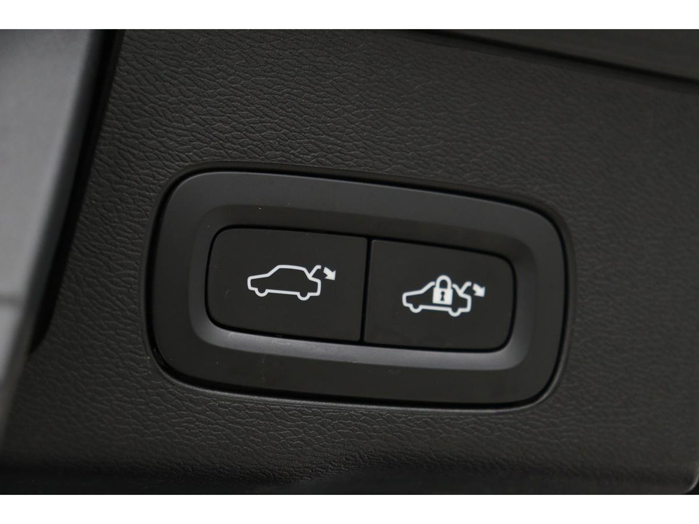 Volvo XC60 2.0 D4 R-Design | Adaptive cruise | Stoel & stuurverwarming | Trekhaak | Half leder | Full LED | Achterbankverwarming | Navigatie