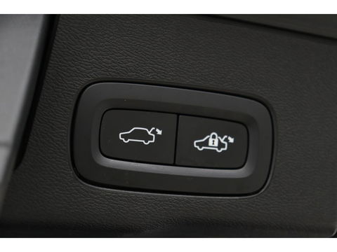 Volvo XC60 2.0 D4 R-Design | Adaptive cruise | Stoel & stuurverwarming | Trekhaak | Half leder | Full LED | Achterbankverwarming | Navigatie