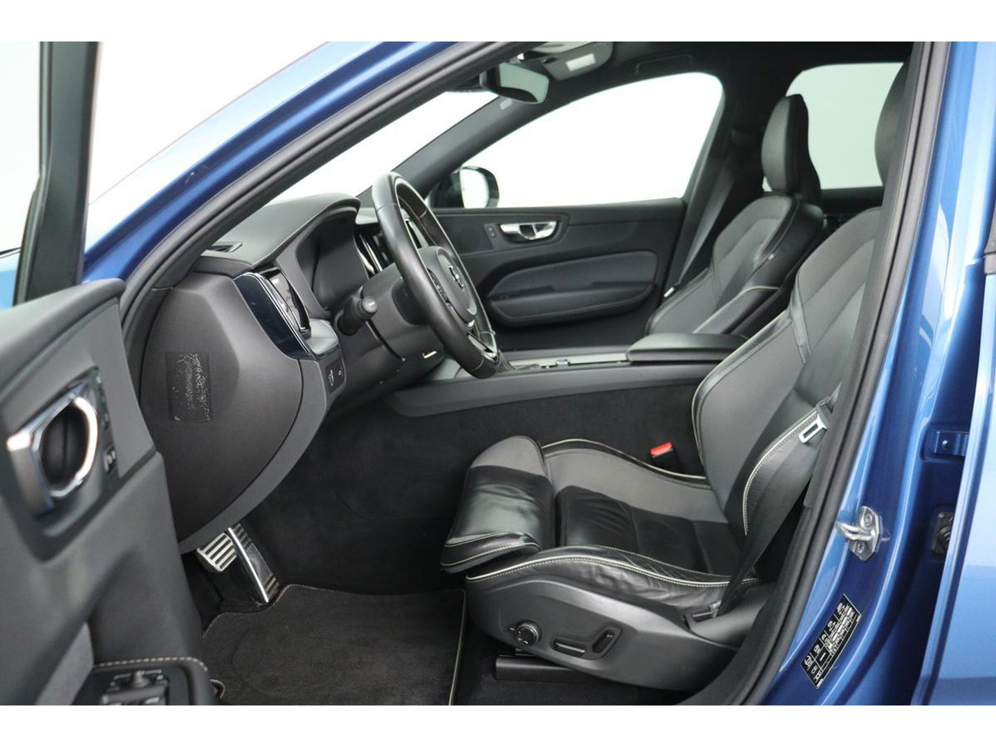 Volvo XC60 2.0 D4 R-Design | Adaptive cruise | Stoel & stuurverwarming | Trekhaak | Half leder | Full LED | Achterbankverwarming | Navigatie