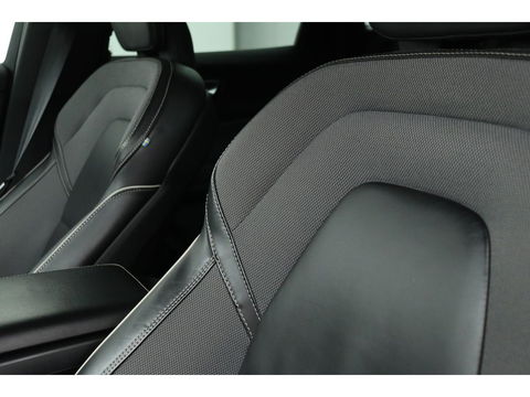 Volvo XC60 2.0 D4 R-Design | Adaptive cruise | Stoel & stuurverwarming | Trekhaak | Half leder | Full LED | Achterbankverwarming | Navigatie