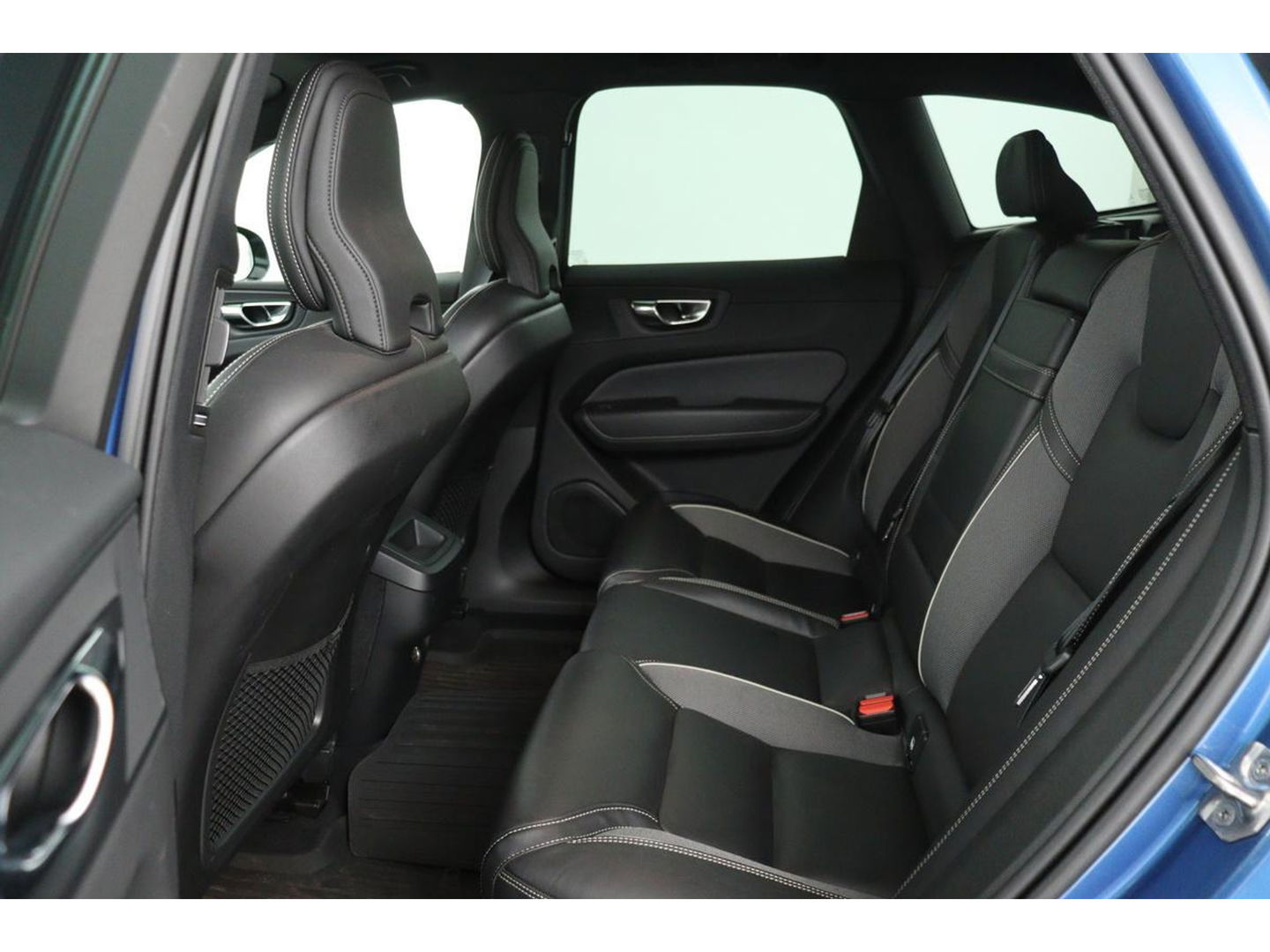 Volvo XC60 2.0 D4 R-Design | Adaptive cruise | Stoel & stuurverwarming | Trekhaak | Half leder | Full LED | Achterbankverwarming | Navigatie