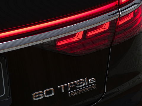 Audi A8 60 TFSIe LANG 449PK Quattro / Audi Exclusive / Laser / B&O
