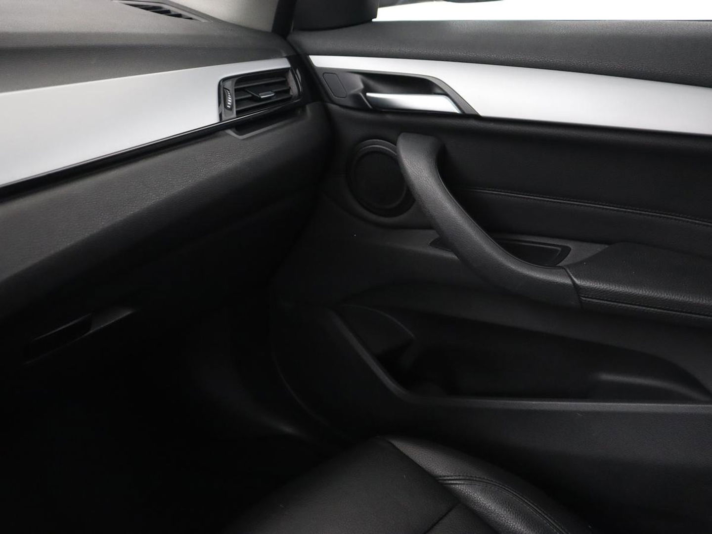 BMW X1 xDrive25e eDrive Edition | Leder | Head-Up | Stoelverwarming | Full LED | Navigatie | Climate control | Parkeerhulp | Cruise control | DAB