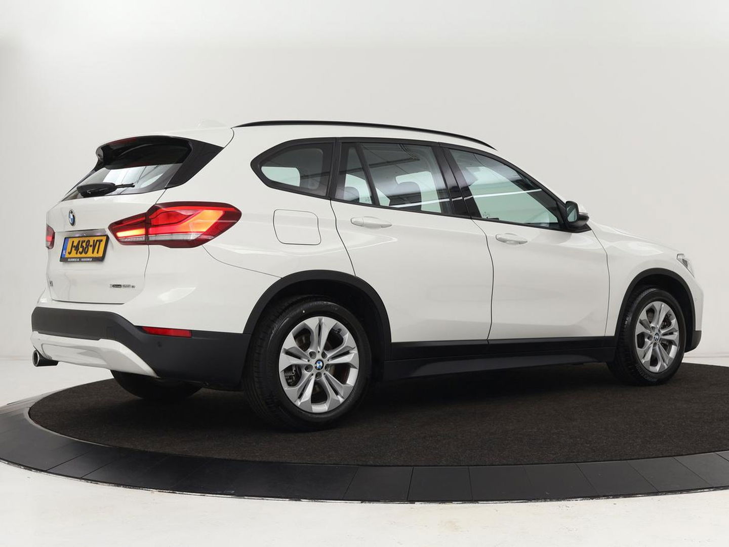 BMW X1 xDrive25e eDrive Edition | Leder | Head-Up | Stoelverwarming | Full LED | Navigatie | Climate control | Parkeerhulp | Cruise control | DAB