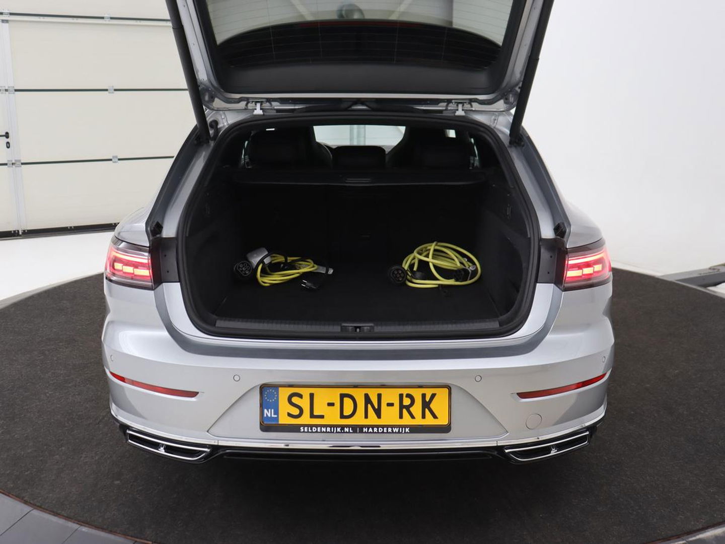 Volkswagen Arteon 1.4 TSI eHybrid R-Line | Panoramadak | Leder | Head-Up | Stoelverwarming | 360 Camera | Matrix LED | Massage | Park Assist | Sportstoelen | Keyless | Achterbankverwarming | Carplay | PHEV