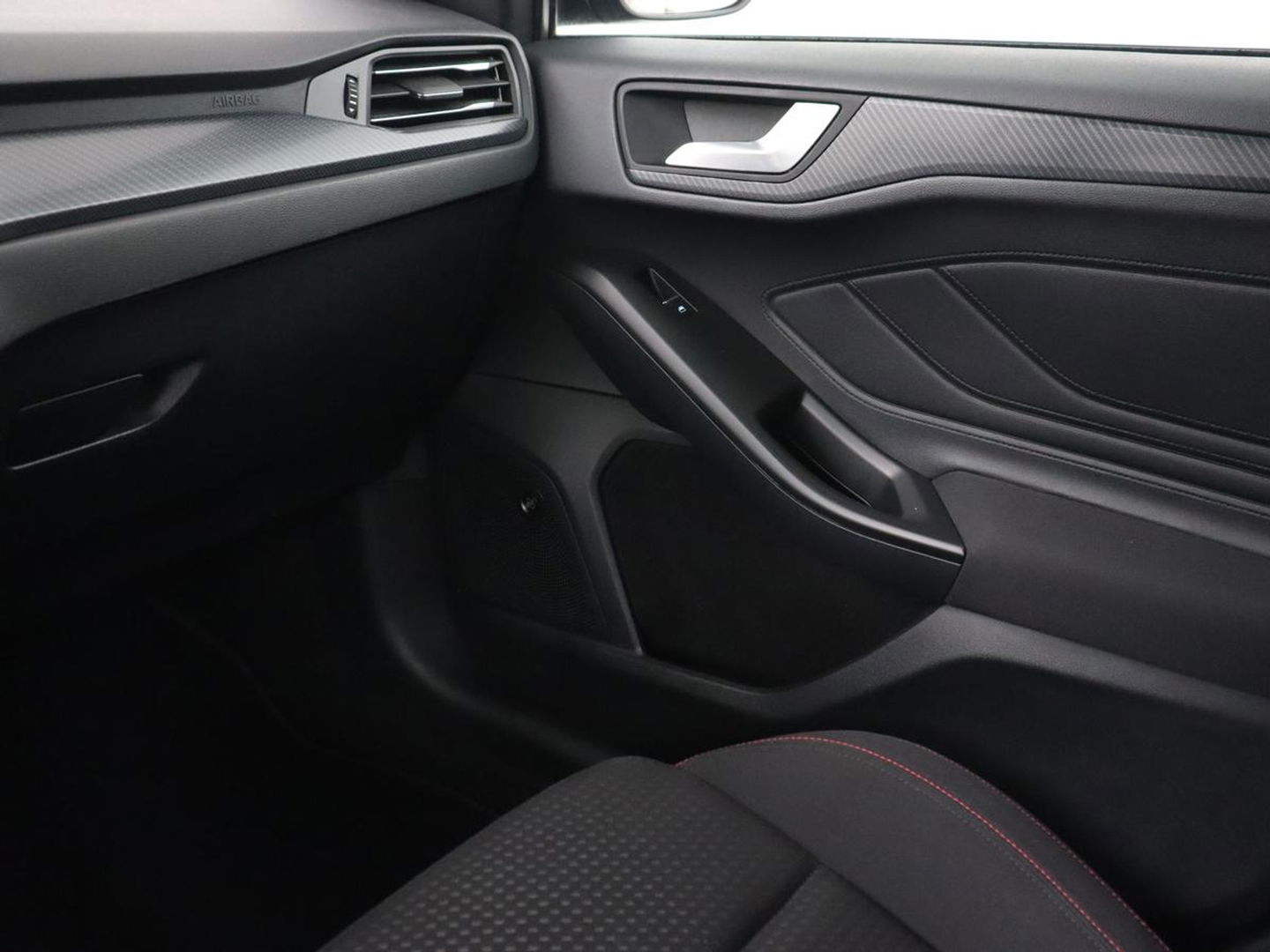 Ford Focus 2.0 EcoBlue ST Line | Stoel & stuurverwarming | Trekhaak | Adaptive cruise | Camera | Full LED | Keyless | B&O Sound | Navigatie | Carplay