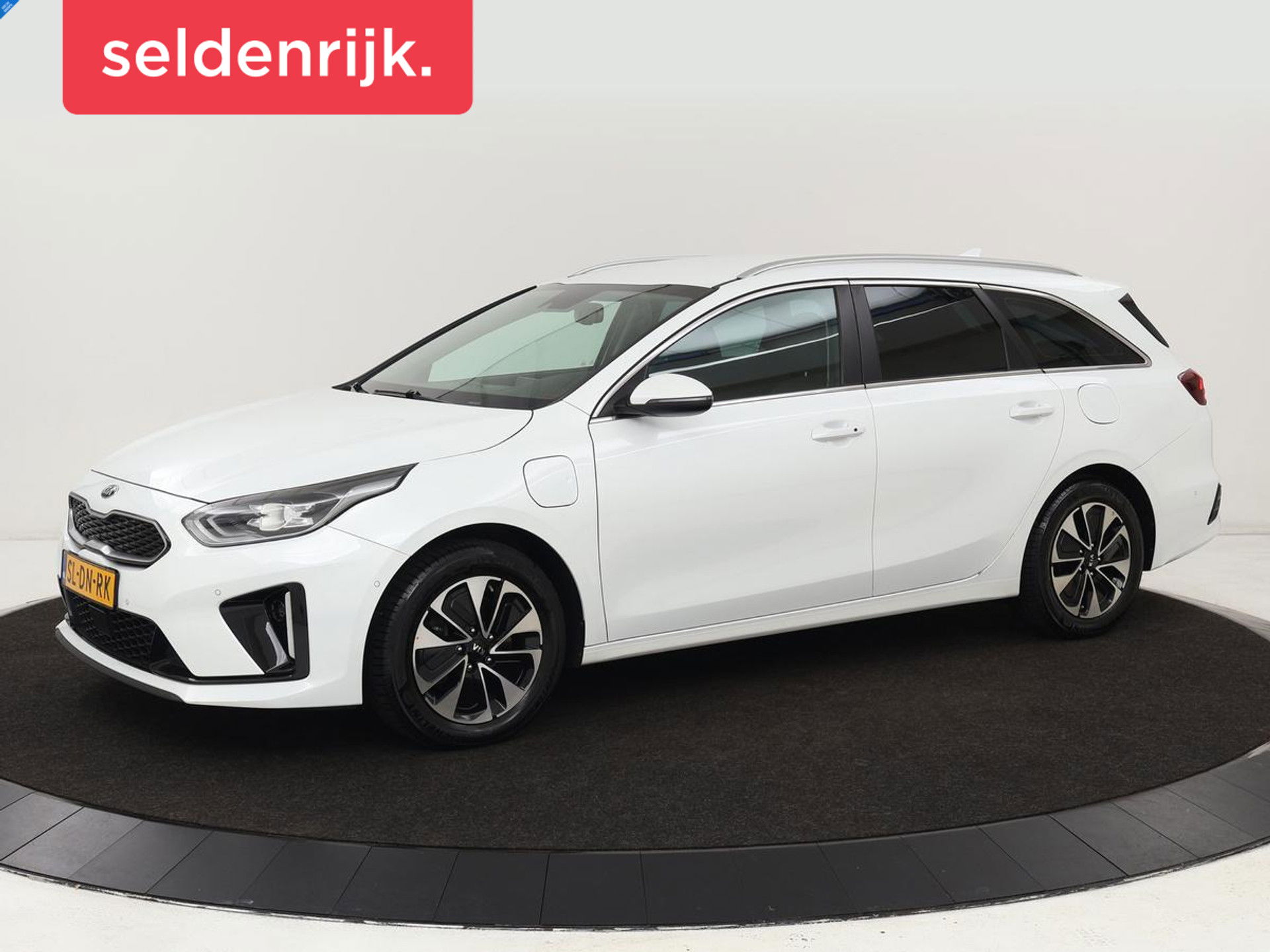 Kia Ceed 1.6 GDI PHEV DynamicPlusLine | Stoel & stuurverwarming | Adaptive cruise | Memory | Camera | Carplay | Full LED | Achterbankverwarming | Navigatie | Keyless