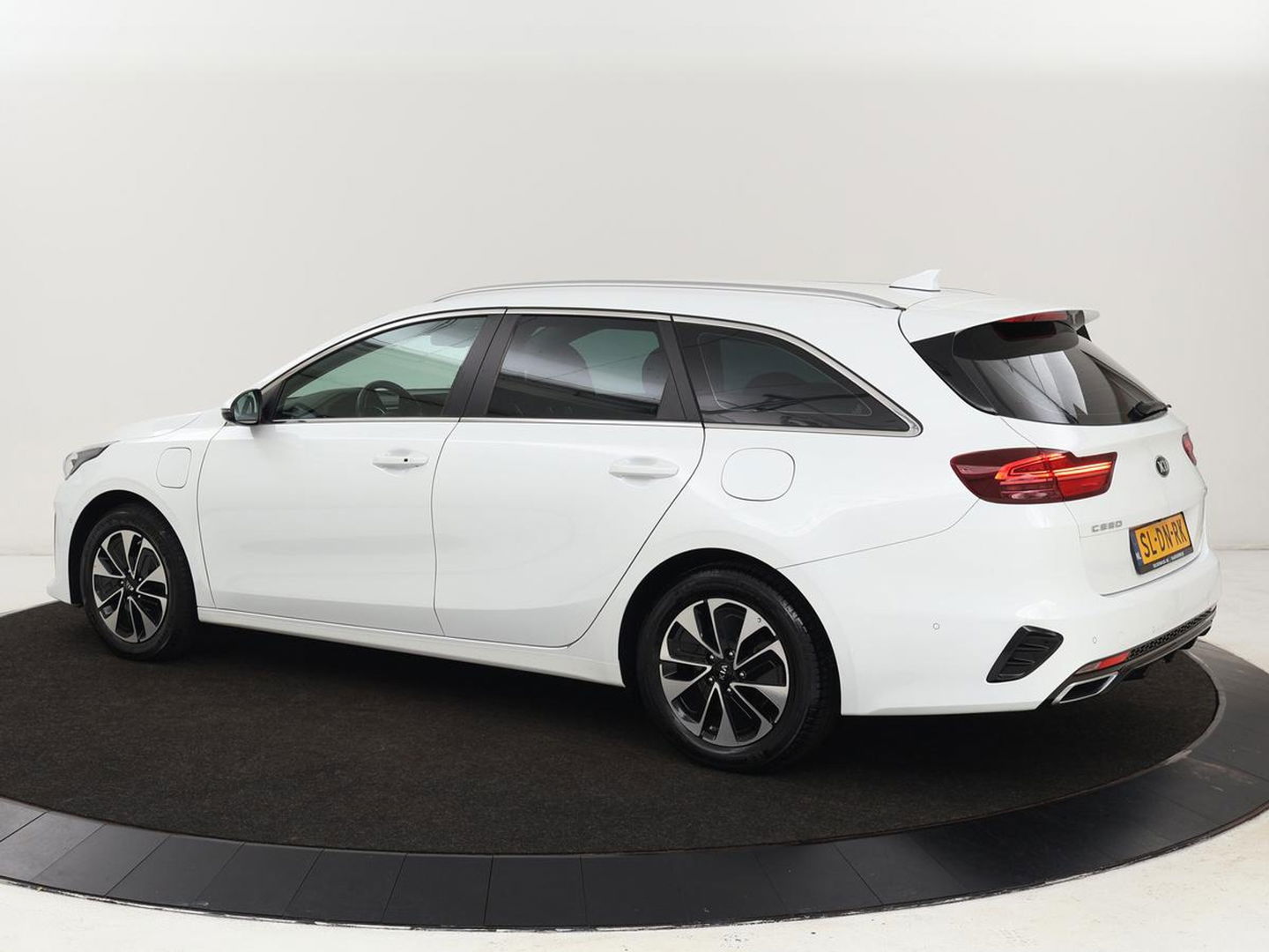Kia Ceed 1.6 GDI PHEV DynamicPlusLine | Stoel & stuurverwarming | Adaptive cruise | Memory | Camera | Carplay | Full LED | Achterbankverwarming | Navigatie | Keyless
