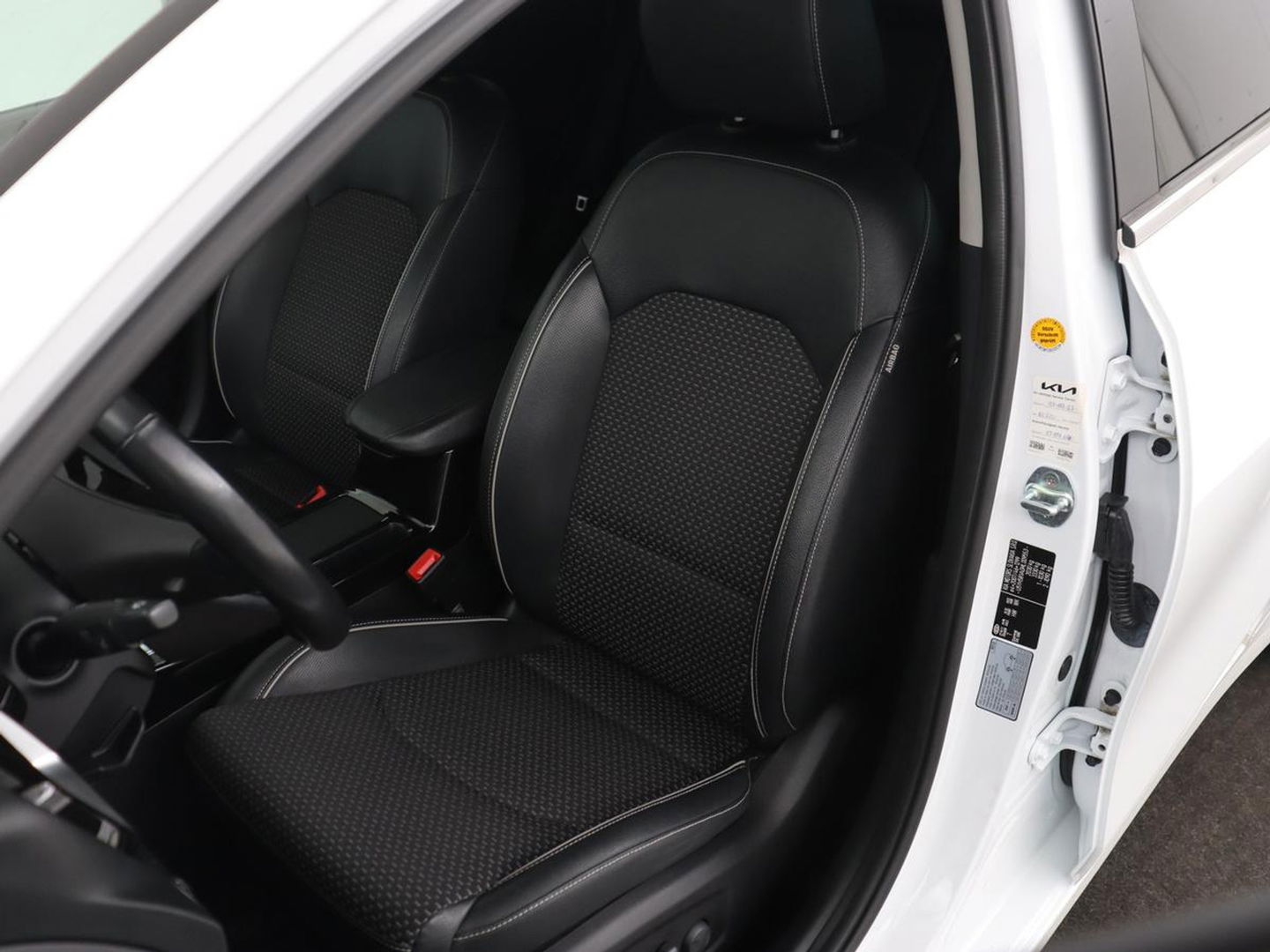 Kia Ceed 1.6 GDI PHEV DynamicPlusLine | Stoel & stuurverwarming | Adaptive cruise | Memory | Camera | Carplay | Full LED | Achterbankverwarming | Navigatie | Keyless