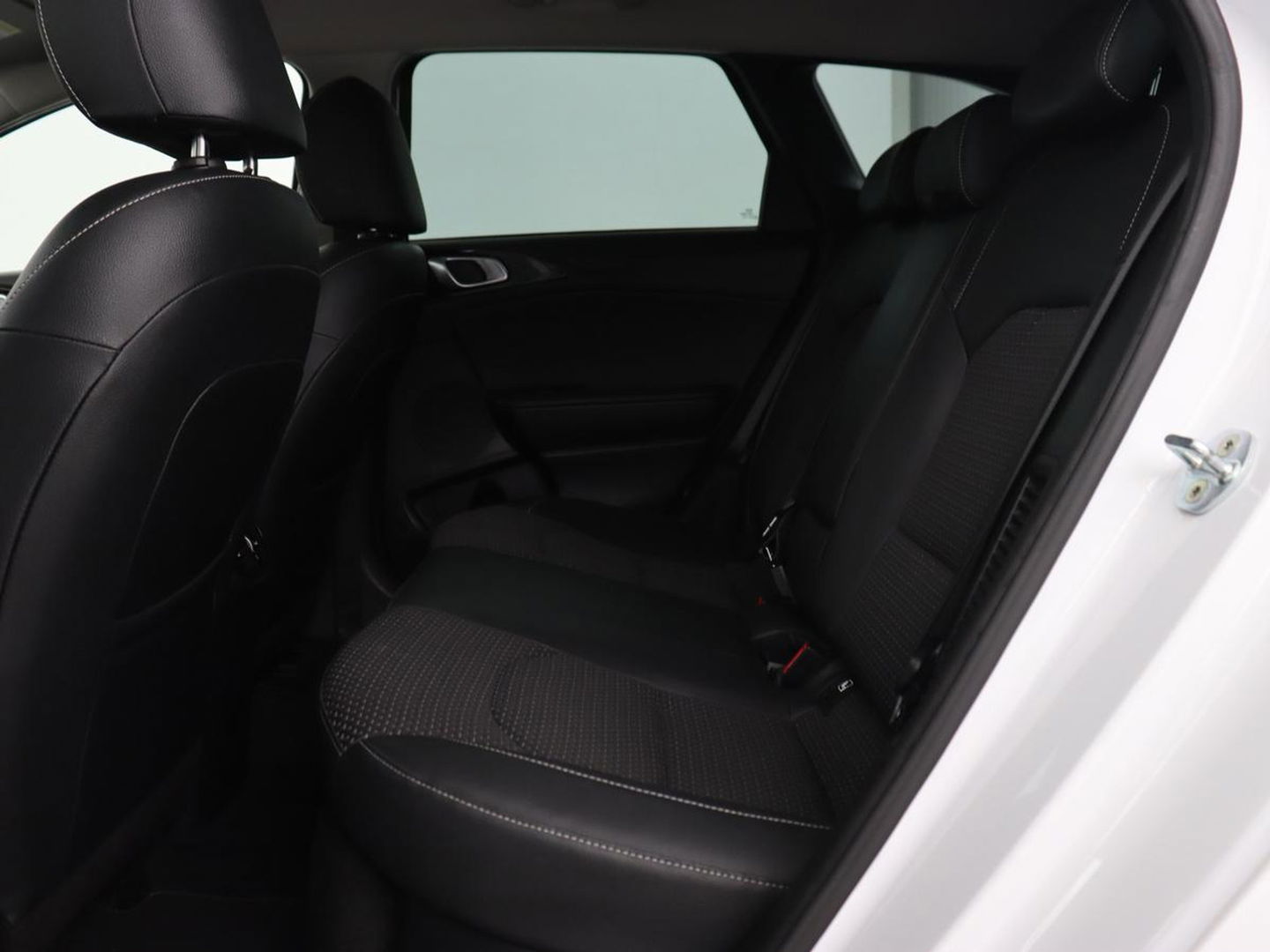 Kia Ceed 1.6 GDI PHEV DynamicPlusLine | Stoel & stuurverwarming | Adaptive cruise | Memory | Camera | Carplay | Full LED | Achterbankverwarming | Navigatie | Keyless