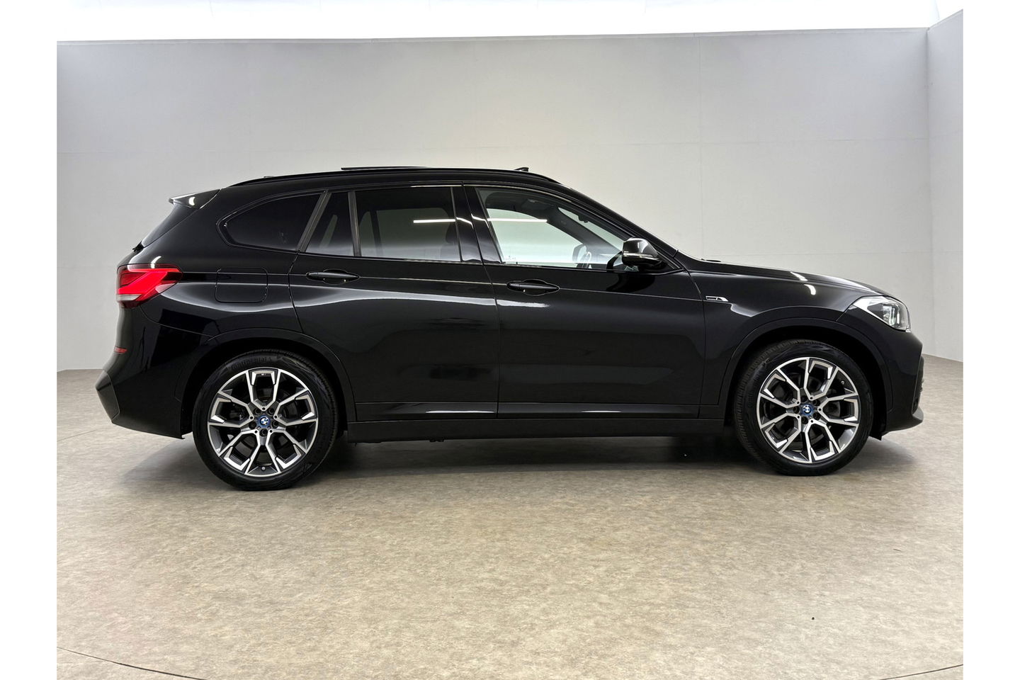 BMW X1 xDrive25e M-Sport 163PK Pano Lazer LED Sfeer Trekhaak Carplay Head-up Camera Virtual Clima Cruise Navi PDC 19''LMV