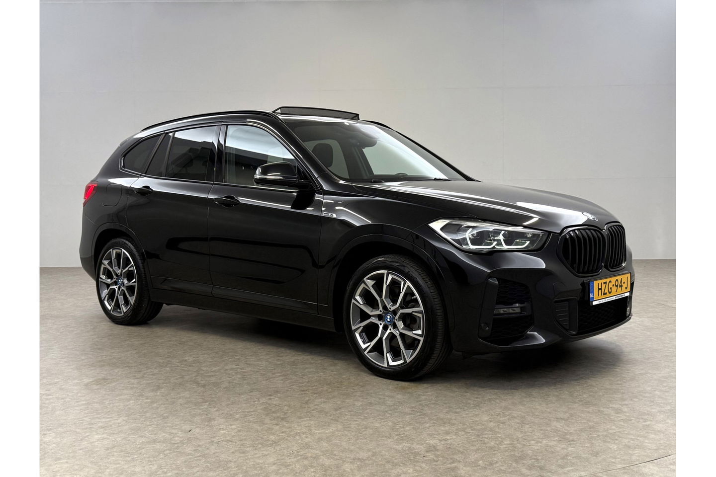 BMW X1 xDrive25e M-Sport 163PK Pano Lazer LED Sfeer Trekhaak Carplay Head-up Camera Virtual Clima Cruise Navi PDC 19''LMV