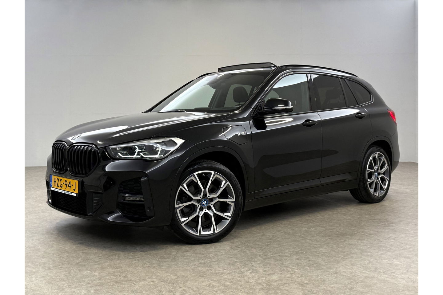 BMW X1 xDrive25e M-Sport 163PK Pano Lazer LED Sfeer Trekhaak Carplay Head-up Camera Virtual Clima Cruise Navi PDC 19''LMV