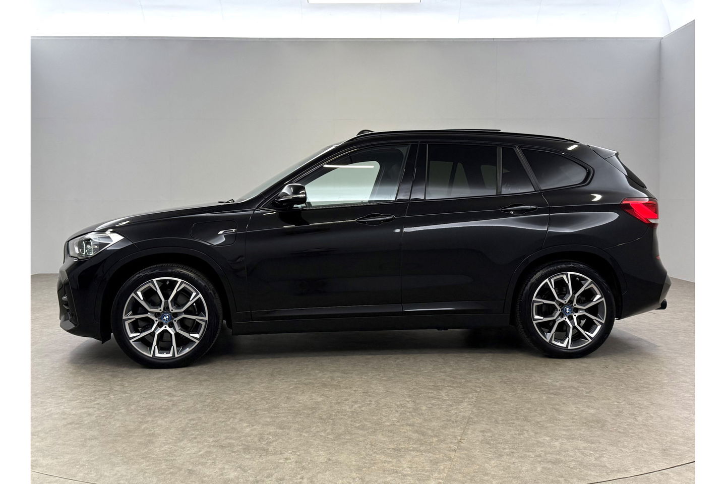 BMW X1 xDrive25e M-Sport 163PK Pano Lazer LED Sfeer Trekhaak Carplay Head-up Camera Virtual Clima Cruise Navi PDC 19''LMV