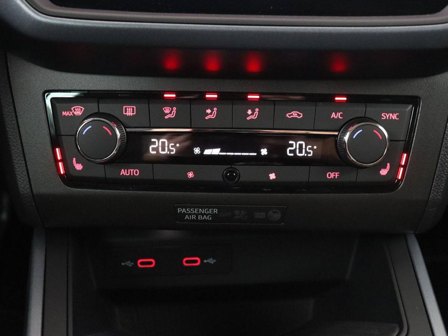 SEAT Arona 1.0 TSI Style Business Intense Plus | Stoelverwarming | Trekhaak | Virtual Cockpit | Adaptive cruise | Carplay | Alcantara | Full LED | Keyless | Navigatie