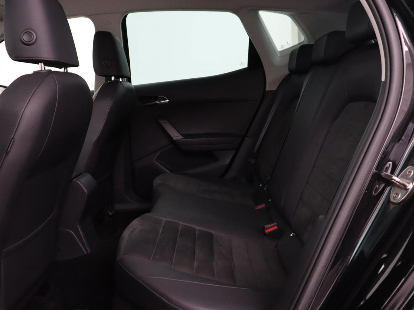 SEAT Arona 1.0 TSI Style Business Intense Plus | Stoelverwarming | Trekhaak | Virtual Cockpit | Adaptive cruise | Carplay | Alcantara | Full LED | Keyless | Navigatie