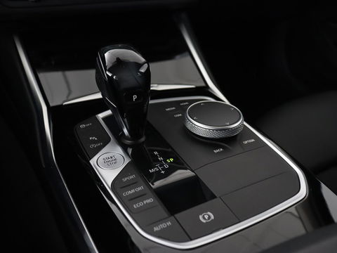 BMW 3 Serie 318i Executive Edition | Sport Line | Trekhaak | Sportstoelen | Carplay | Half leder | Live Cockpit | Navigatie | Climate control | Parkeerhulp