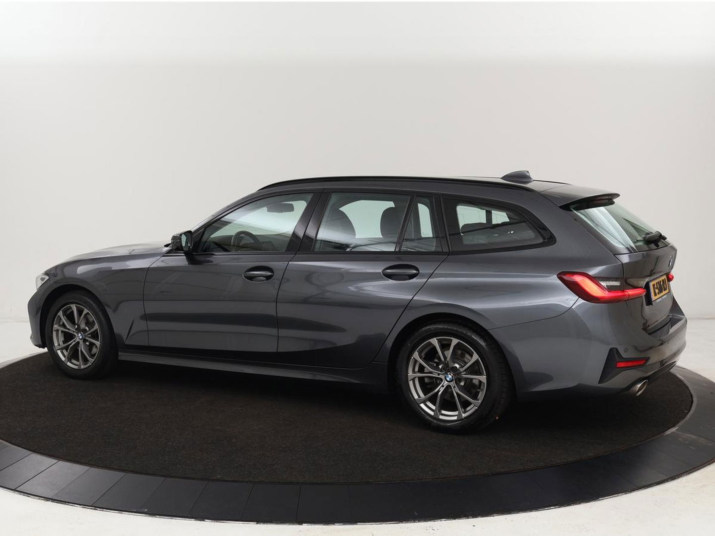 BMW 3 Serie 318i Executive Edition | Sport Line | Trekhaak | Sportstoelen | Carplay | Half leder | Live Cockpit | Navigatie | Climate control | Parkeerhulp