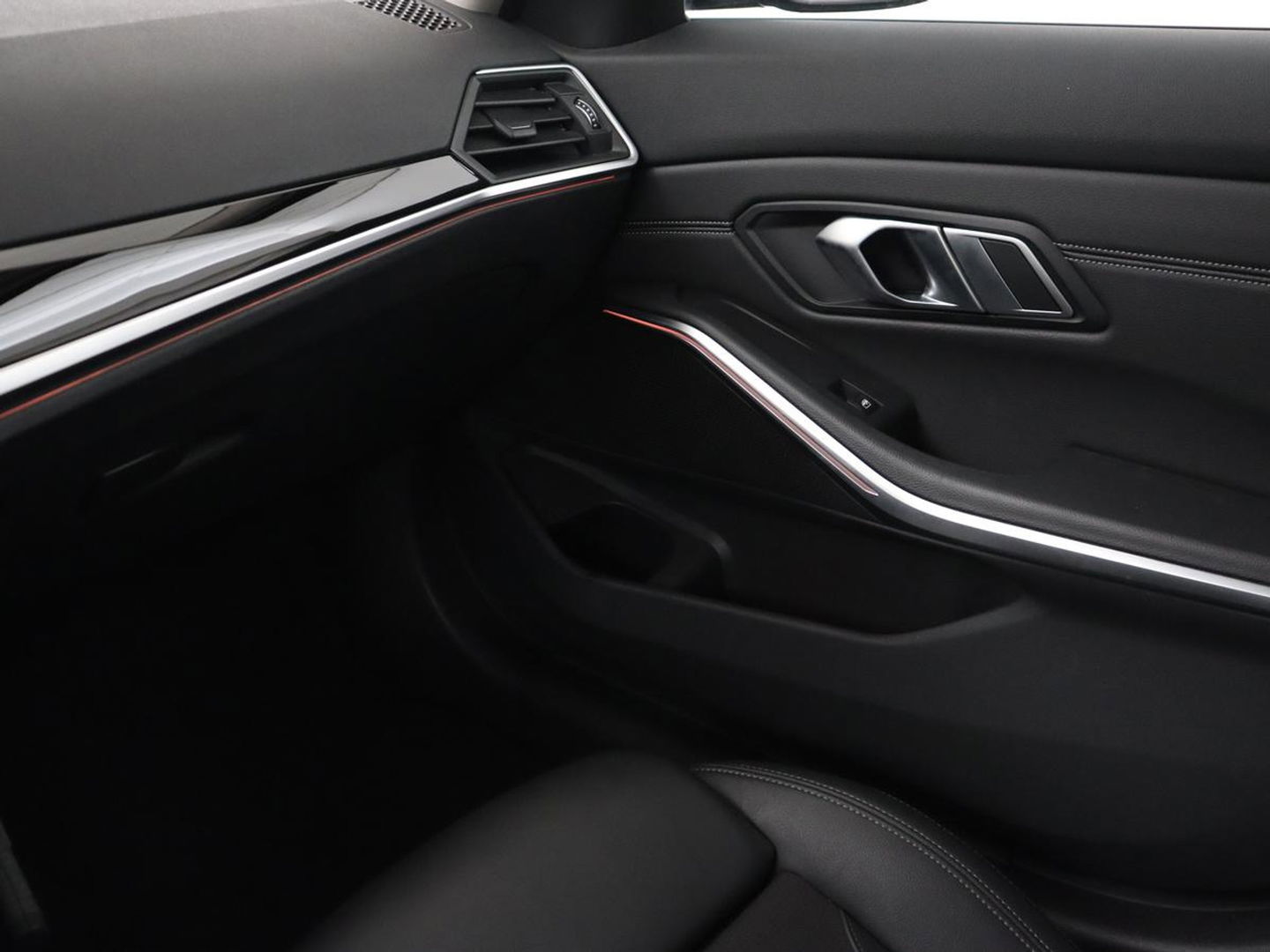 BMW 3 Serie 318i Executive Edition | Sport Line | Trekhaak | Sportstoelen | Carplay | Half leder | Live Cockpit | Navigatie | Climate control | Parkeerhulp